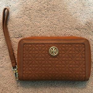 Tory Burch Bryant Quilted Smartphone Wristlet